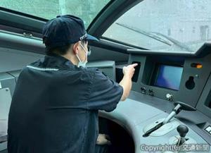 エトキ 運転台で機器の状態を点検する競技者（ＪＲ東日本提供）