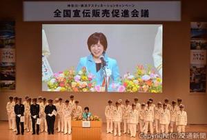 あいさつする中川常務