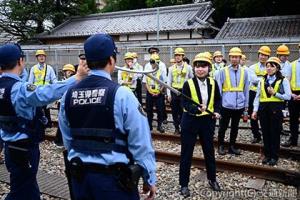 さすまたを使った訓練の様子（ＪＲ高崎支社提供）