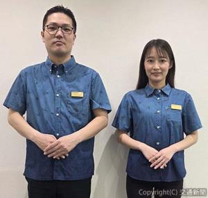 夏季限定で、フロントなど宿泊業務に携わる従業員が、徳島県の伝統工芸「阿波藍」を使用した制服を着用（ＪＲ四国ホテルズ提供）