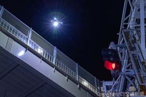 ドローンによる跨線道路橋の点検の様子（ＪＲ西日本レールテック） 