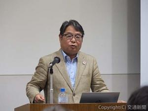 あいさつする池辺新会長