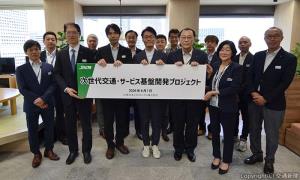 太田朝道社長（前列左から２人目）とプロジェクトのメンバーら（ＪＲ東日本メカトロニクス提供）