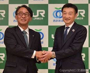 ＪＲ武蔵野線と西武池袋線の直通運転実施などで合意した喜㔟陽一ＪＲ東日本社長（左）と小川周一郎西武鉄道社長