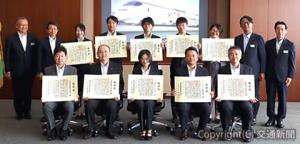 社長表彰と社長感謝状の受賞者ら（ＪＲ東日本提供）