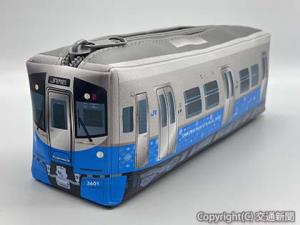 ハイブリッド式ローカル車両「３６００系」の量産先行車をモチーフにしたペンケース（ＪＲ四国提供）