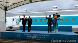 セレモニーに出席した丹羽社長（左から3人目）と高橋社長（同2人目）ら