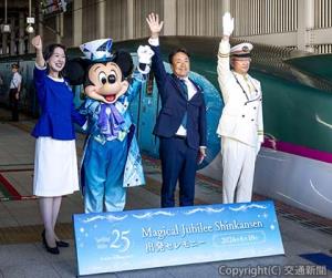 出発合図を出す佐藤駅長（右端）ら©Disney/JR東日本（オリエンタルランド提供）