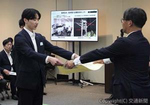 受賞箇所の代表に表彰状を手渡す喜㔟社長（右）＝ＪＲ東日本提供＝