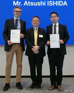 「ISO Excellence Award」を受賞した石田氏（右）とクラヴール氏（左）（ＪＲ東日本提供）