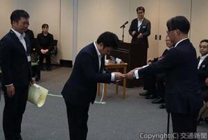受賞箇所の代表に表彰状を授与する喜㔟社長（右）＝ＪＲ東日本提供＝