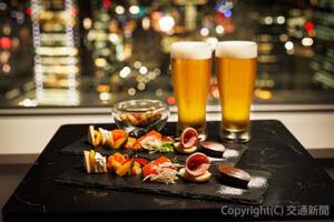 客室内で冷えた生ビールとオードブルを楽しめる宿泊プラン＝イメージ＝（ＨＭ丸の内提供）