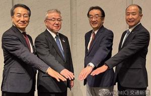 記念撮影する（左から）山北副会長、原会長、酒井淳副会長、吉田副会長