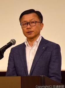 あいさつする阿部社長