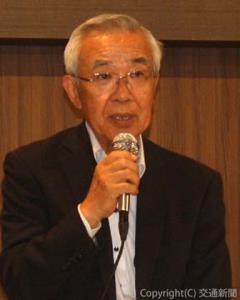 あいさつする安富会長