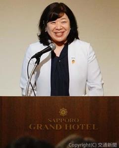 あいさつする唐神会長