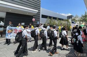 修学旅行のシーズンに合わせ、新幹線新函館北斗駅で修学旅行生のお出迎え（北海道観光機構提供）