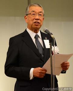 あいさつする野並会長