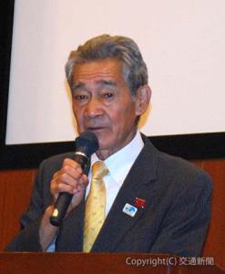 あいさつする半井理事長