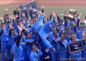 田村監督を胴上げする選手たち（ＪＲ西日本提供）
