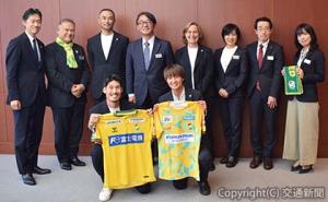 記念撮影する喜㔟社長（後列左から４人目）、小林監督（同３人目）、カルメレ監督（同５人目）ら