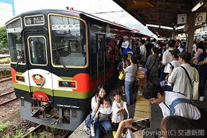 ＪＲ九州のラッピング列車「くまもんアドベンチャー号」が到着すると、地元住民らによるお出迎えイベントが開かれ、車内見学を楽しむ大勢の人々でにぎわった