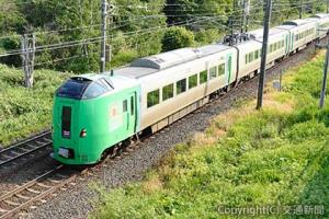 札幌と旭川を結ぶ特急「ライラック」＝函館線高砂―江別間＝