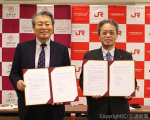 協定を締結した古宮社長（右）と石橋総長