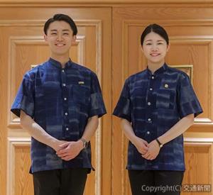 新たに採用した久留米絣シャツ姿のクルー（ＪＲ九州提供）