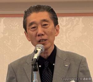 あいさつする西尾新会長