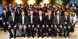 発足式に出席した西田社長（前列中央）ら（ＪＲ東日本ビルディング提供）