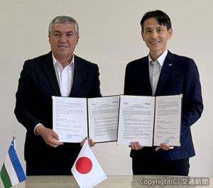 サマルカンド農業イノベーション研究大学との調印式に出席した野口和也日本旅行グローバル人財活用推進部副本部長（右）とシャフカト・ハサノフ学長（日本旅行提供）