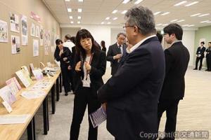 オープニングイベントでは、ラウンジの概要説明に加え、映像上映や展示パネルによる解説を通して、法人の沿革や事業内容への理解促進を図った（鉄道弘済会提供） 