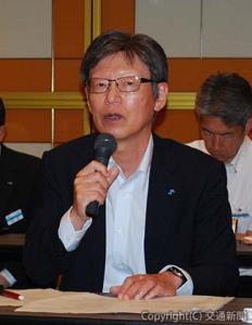 経営課題について説明する四之宮社長