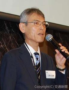 あいさつする三林会長