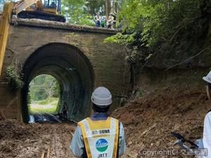 小湊鐵道に派遣された鉄道災害調査隊（鉄道・運輸機構提供）