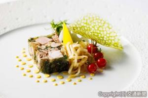 豚肉のうまみとパセリの清涼感をゼリーの中に閉じ込めた前菜「ジャンボン・ペルシエ」（ホテルメトロポリタンエドモント提供）