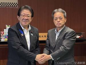 固い握手を交わす金子大臣（左）と古宮社長