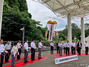 くす玉を開花する出席者（ＪＲ東日本青森事業本部提供）