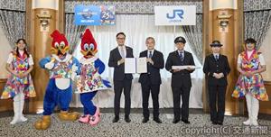 協定締結式で記念撮影する倉坂社長（右から４人目）、村山社長（同５人目）ら（合同会社ユー・エス・ジェイ提供） 