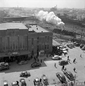 新宿駅東口　昭和29（１９５４）年　鉄道博物館蔵（東日本鉄道文化財団提供）