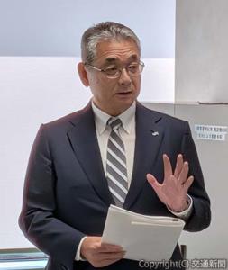 あいさつする倉坂社長