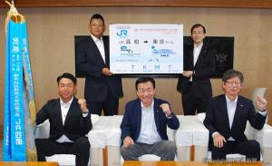 大西市長（前列中央）を表敬訪問した四之宮社長（同右）、髙須賀部長（後列右）、杉山監督（同左）、小林主将（前列左）