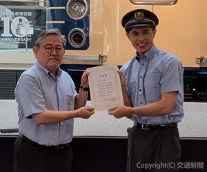 一日館長の任命書を受け取った小島さん（右）と松岡館長