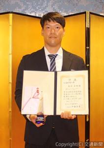 【土木・交通新聞社賞】 　「線路上空における上部工の桁地組から横取り架設工法での創意工夫」 　ジェイアール東海建設静岡支店土木部 　高田　卓明さん