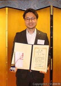 【保線・交通新聞社賞】 　「安全、品質、生産性を考慮したスラブ縦移動」 　広成建設九州支店福岡新幹線保線統括作業所 　森　一平さん