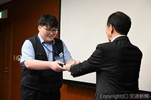 髙須賀部長（右）から修了証書を授与される張さん（ＪＲ四国提供）