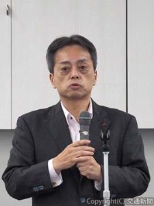 あいさつする古宮社長
