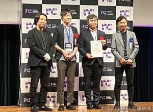 「第４回日本ノーコード大賞」では同社共創ソリューション本部の濱上康作担当部長、天谷磨紀雄ＤＸ・ＡＩ人財開発室課長代理に表彰状とトロフィーが手渡された（ＪＲ西日本提供）