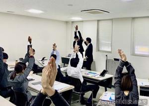 小林教授の指導で胸郭ストレッチに取り組む参加者（オレンジページ提供）